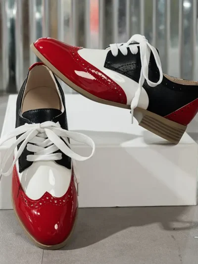 czerwone płaskie buty vintage damskie położone na białym pudełku