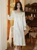 kobieta z ciemnymi falowanymi włosami nosząca retro koszulę nocną w starodawno urządzonym pokoju