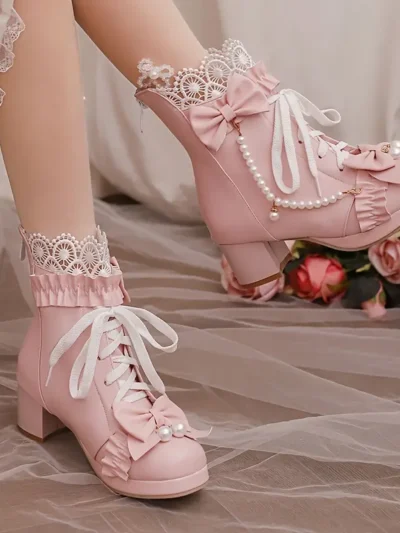 rózowe buty vintage załozone na stopachj, delikatny szary materiał pod nimi, bukiet róż w tle
