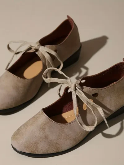 brązowe sznurowane buty vintage damskie na szarym tle