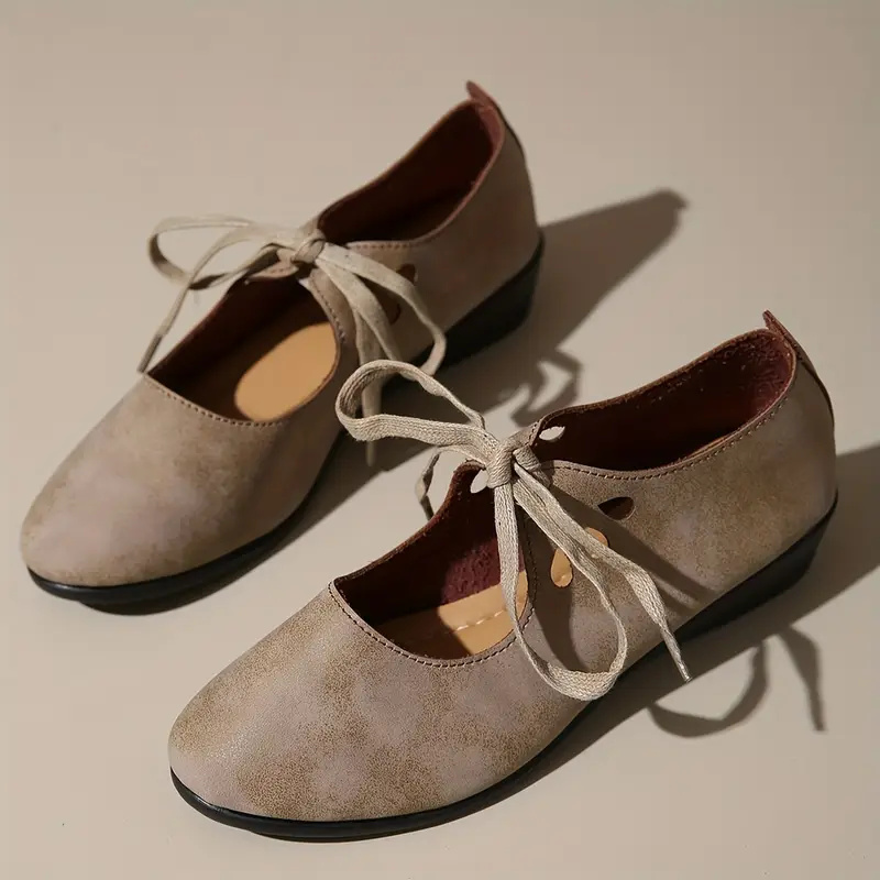 brązowe sznurowane buty vintage damskie na szarym tle