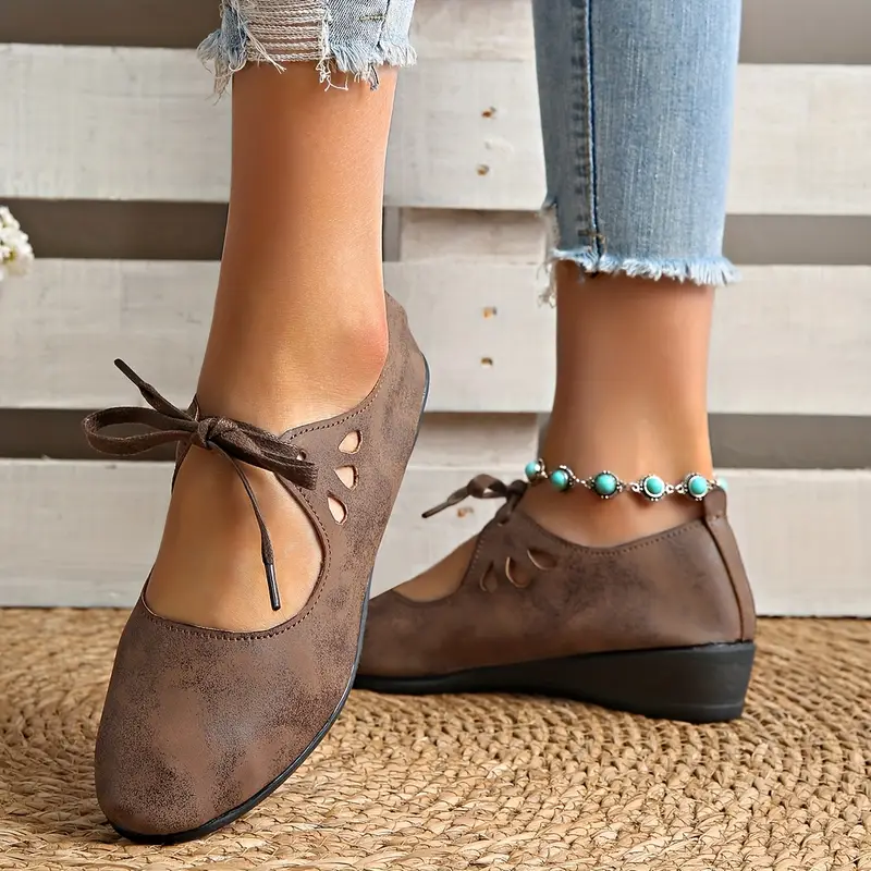 kobieta nosząca sznurowane buty vintage damskie oraz jeansy