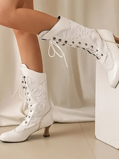 kobieta nosząca białe wiktoriańskie buty damskie oraz unosząca jedną nogę