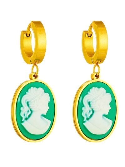 zielone kolczyki vintage ze złotą obwódką na białym tle