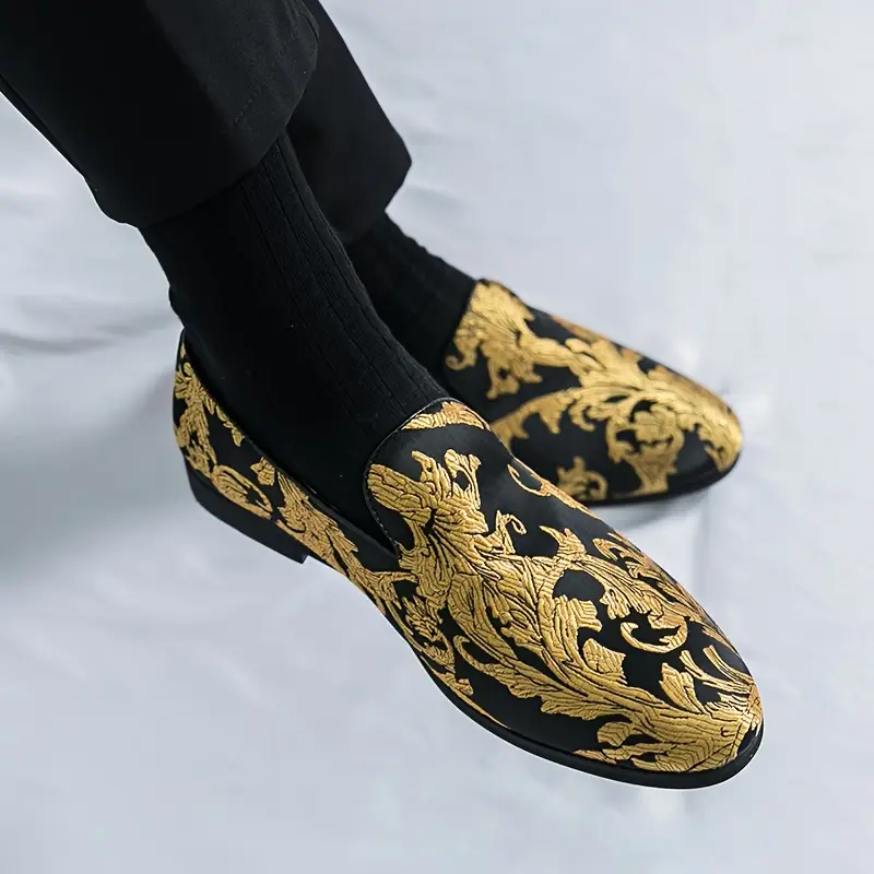 mężczyzna noszący złoto-czarne buty vintage męskie, pokauzjący je z boku