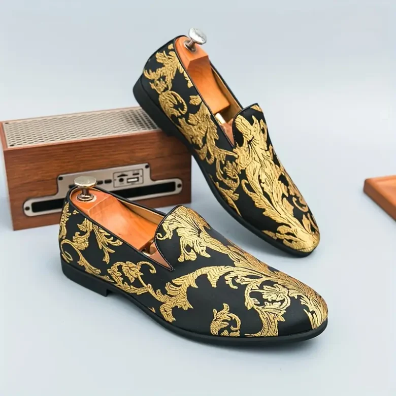 złoto-czarne buty vintage męskie postawione na drewnianym eleganckim pudełku