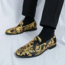 mężczyzna noszący złoto-czarne buty vintage męskie w białym pokoju