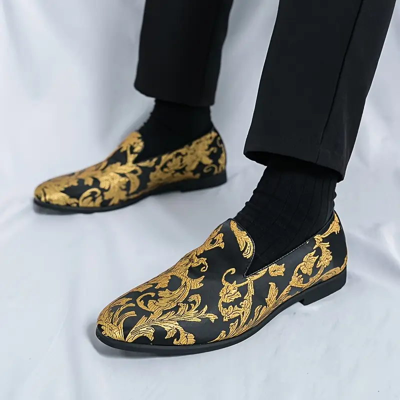 mężczyzna noszący złoto-czarne buty vintage męskie w białym pokoju