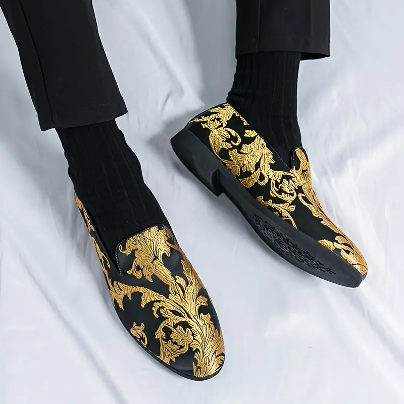 mężczyzna noszący złoto-czarne buty vintage męskie do eleganckich czarnych spodni