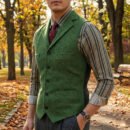 mężczyzna noszący zieloną bawełnianą kamizelkę męską oraz koszulę w kratę, stojący bokiem na drodze w parku