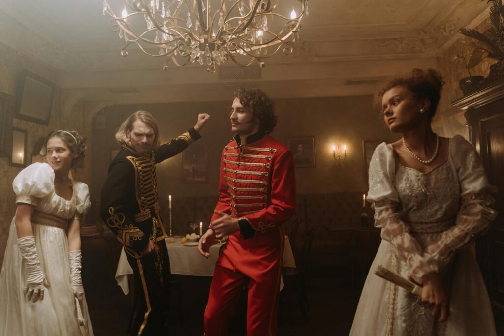 dwie kobiety i dwóch mężczyzn wesołó tańczących na balu, ubrani są w eleganckie i starodawne stylizacje pokazując, co ubrać na bal 