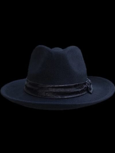 czarny kapelusz męski na czarnym tle