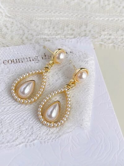 kolczyki ślubne vintage ze złotą obróbką na białej koronce