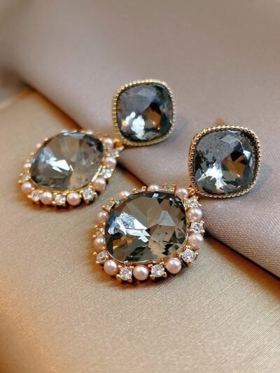 kolczyki vintage z cyrkoniami na beżowym jedwabiu