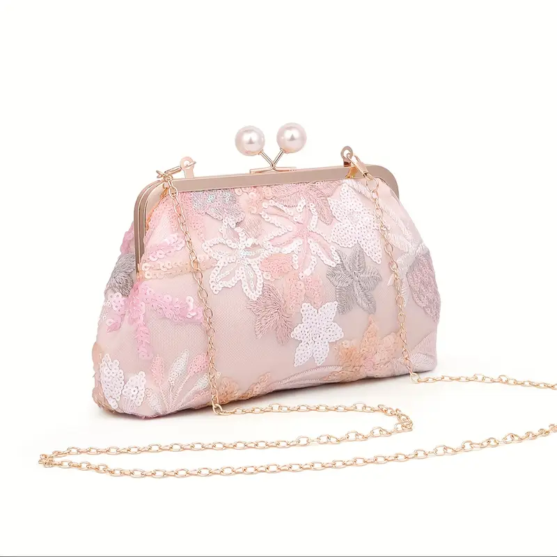 różowa kopertówka vintage ze złotym łańcuszkiem na białym tle