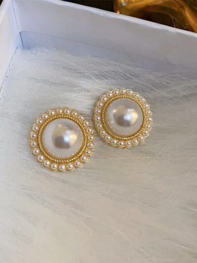 okrągłe kolczyki vintage w białym pudełku