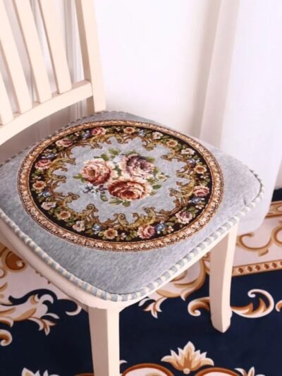 szara poduszka na krzesło vintage ze wzorem w róże na białym krześle