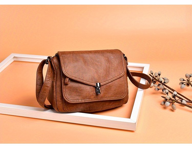 brązowa torba na ramię vintage na beżowym tle w białej ramce