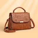 brązowa torebka damska vintage z tłoczonym kwiatowym wzorem na beżowym tle