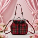 torebka vintage w kratę otoczona różami i różową zasłoną