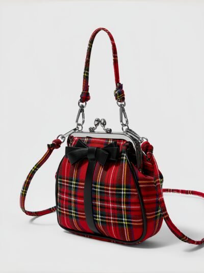 torebka vintage w kratę obrócona bokiem na szarym tle