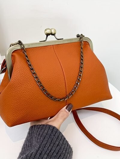 kobieta trzymająca brązową torebkę w stylu vintage