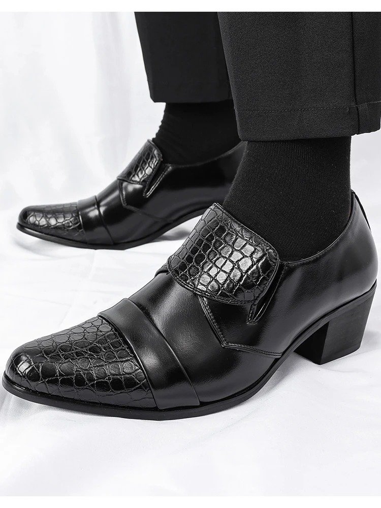 mężczyzna noszący czarne Buty vintage męskie na obcasie oraz czarne spodnie i skarpety