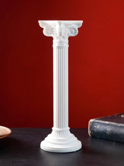 biały antyczny świecznik vintage na czerwonym tle