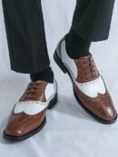 mężczyzna noszący brązowo-białe buty retro męskie oraz czarne eleganckie spodnie