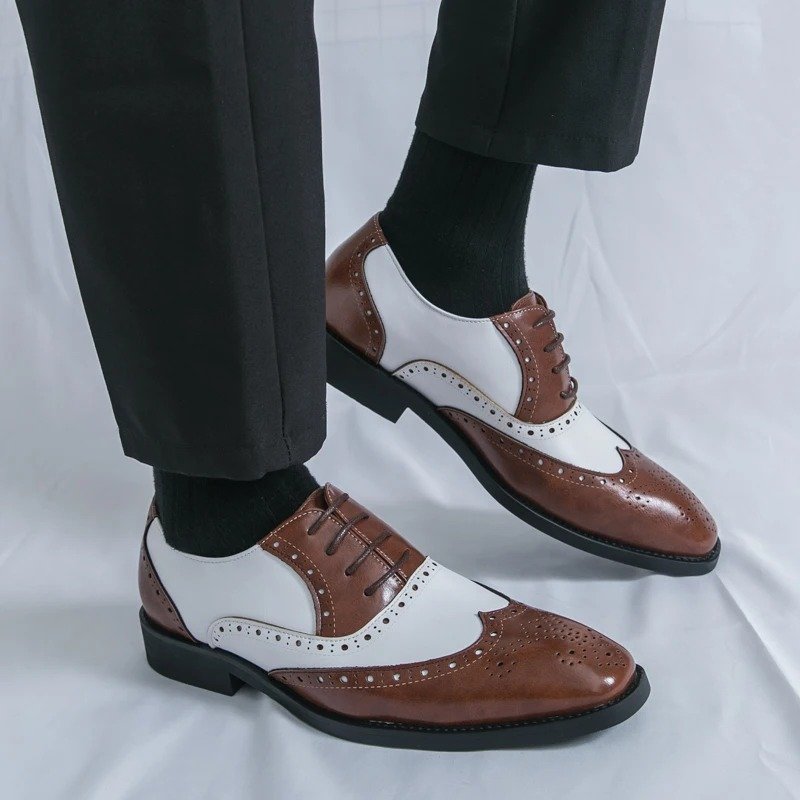 mężczyzna ustawiony bokiem noszący brązowe buty retro męskie oraz czarne spodnie