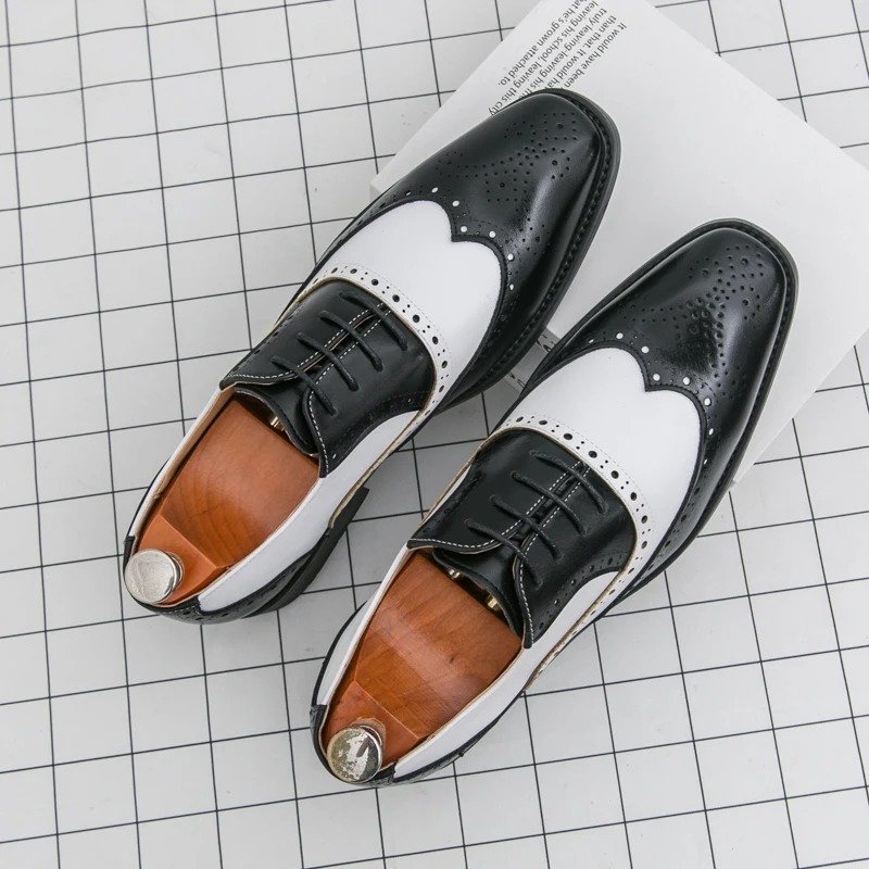 biało-czarne buty retro męskie w stylu brytyjskim na białym tle w czarną kratę