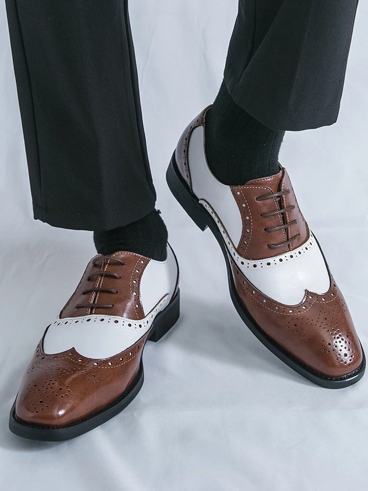 mężczyzna noszący brązowo-białe buty retro męskie oraz czarne eleganckie spodnie