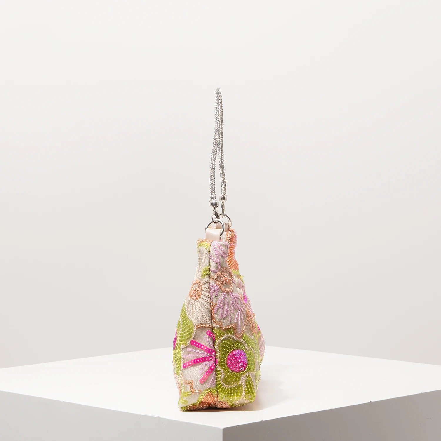 kolorowa torebka vintage obrócona bokiem na białym stole