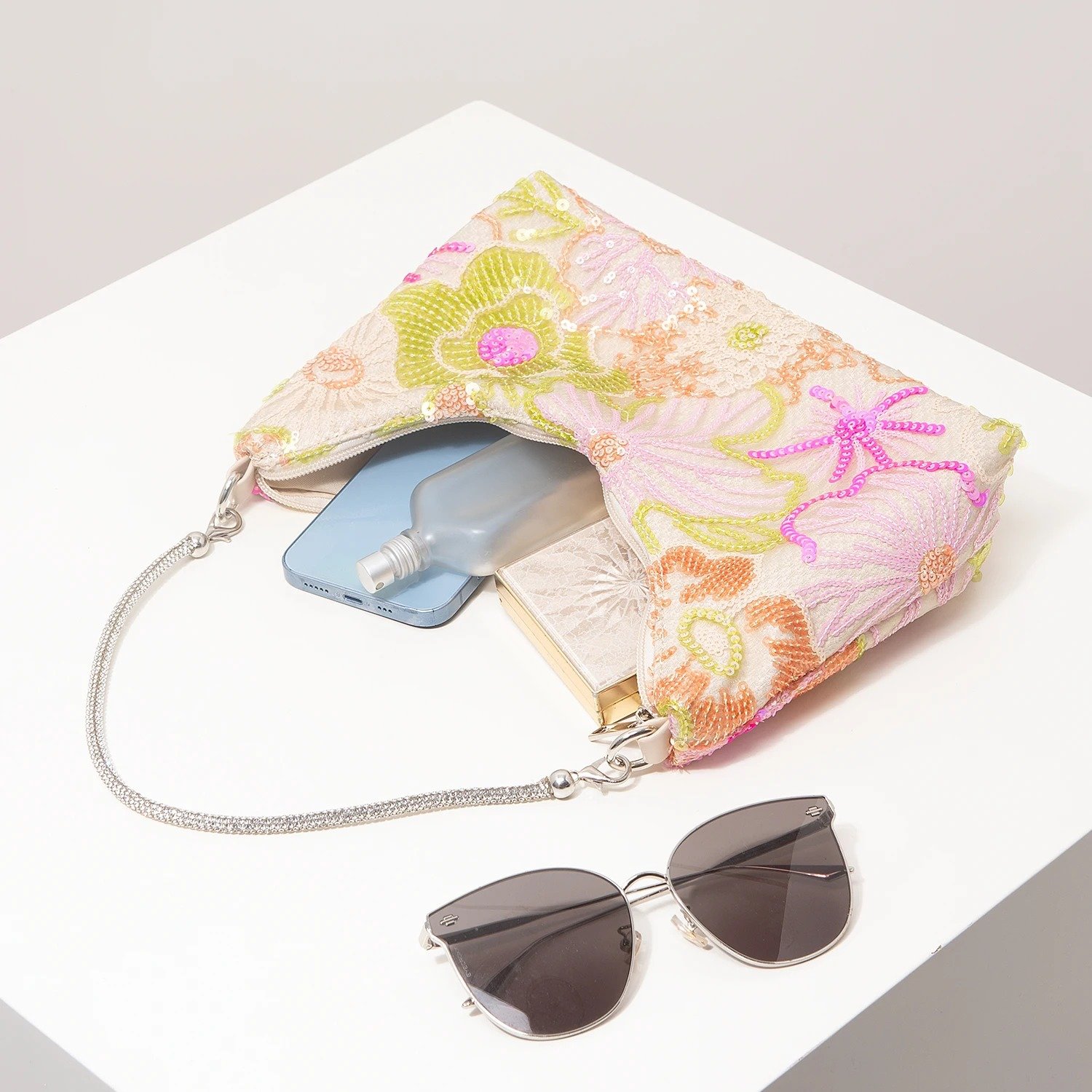 kolorowa torebka vintage z telefonem, błyszczykiem oraz okularami przeciwsłonecznymi w środku