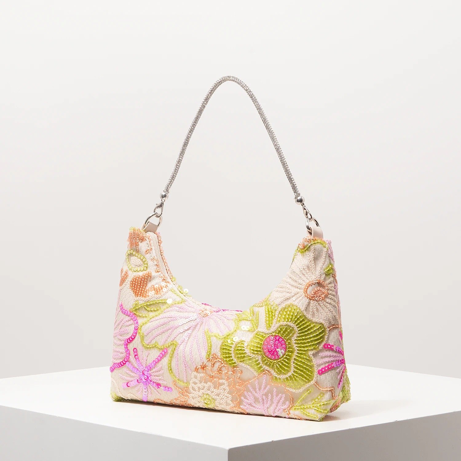 kolorowa torebka vintage z łańcuszkiem na białym tle