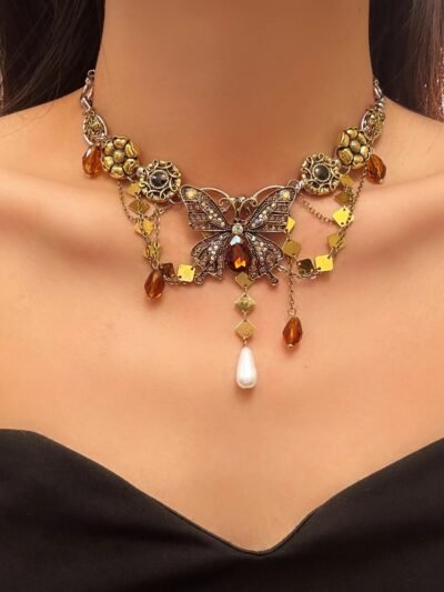 kobieta z brązowymi włosami nosząca naszyjnik vintage z motylem