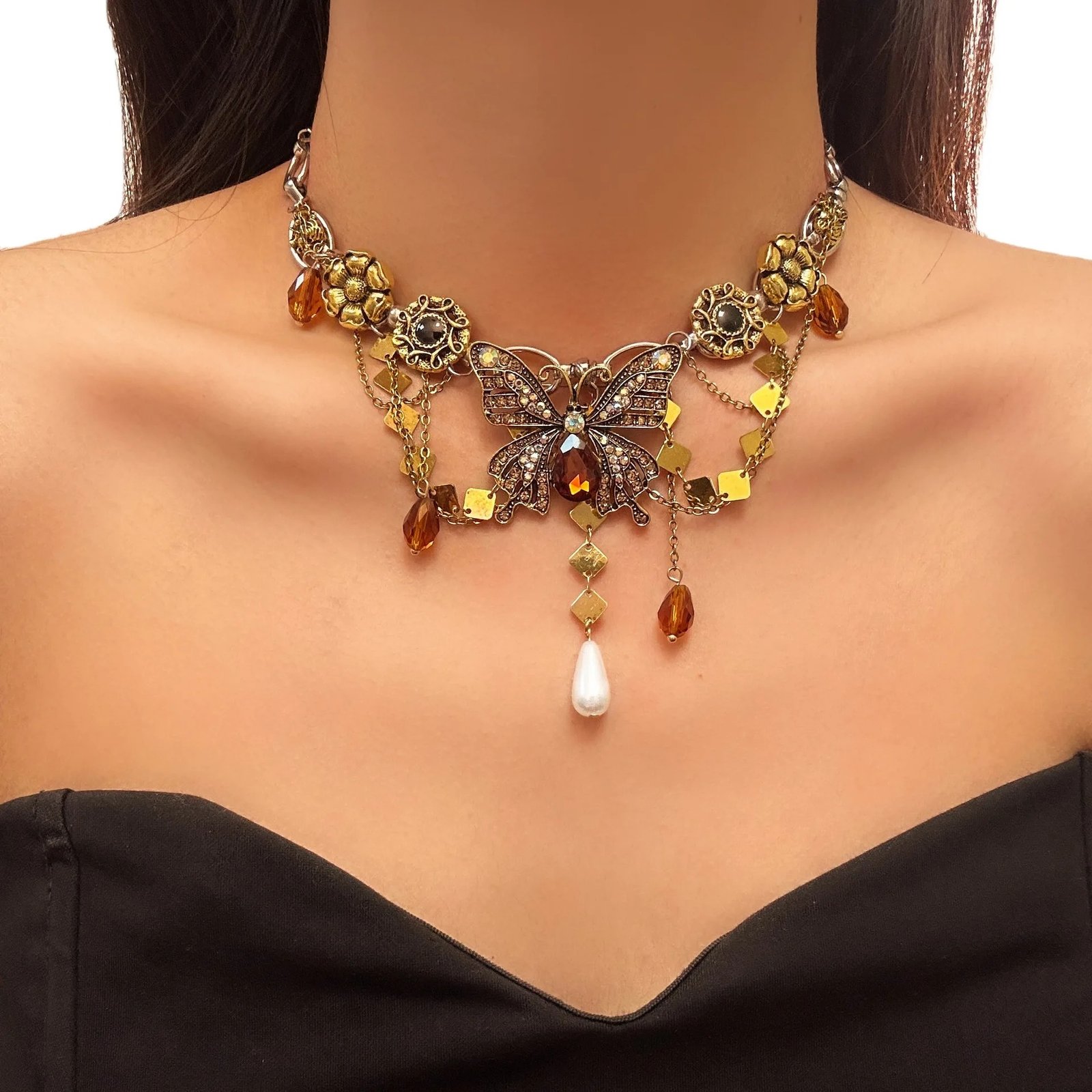 kobieta z brązowymi włosami nosząca naszyjnik vintage z motylem