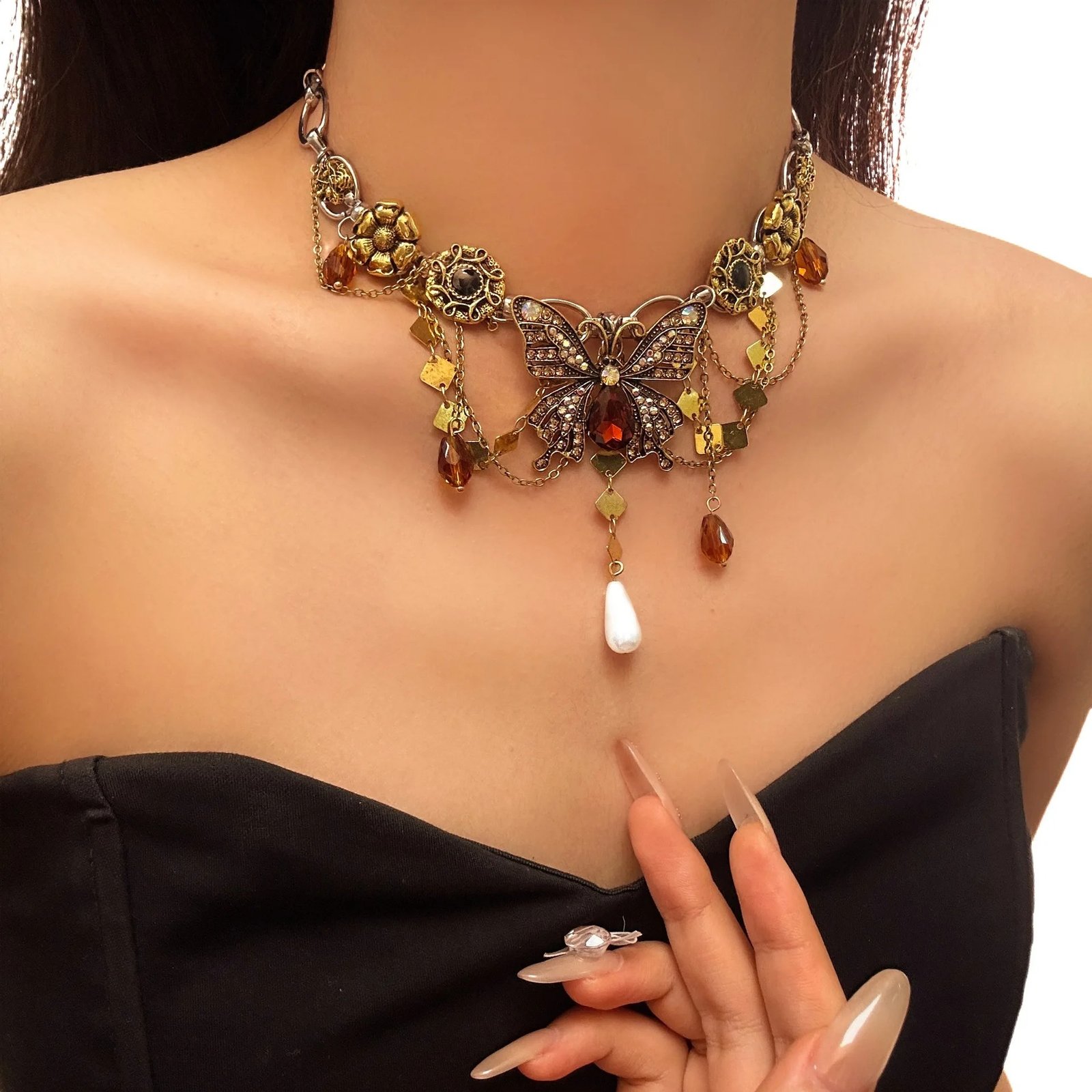 kobieta noszaca naszyjnik vintage z motylem oraz czarną suknię