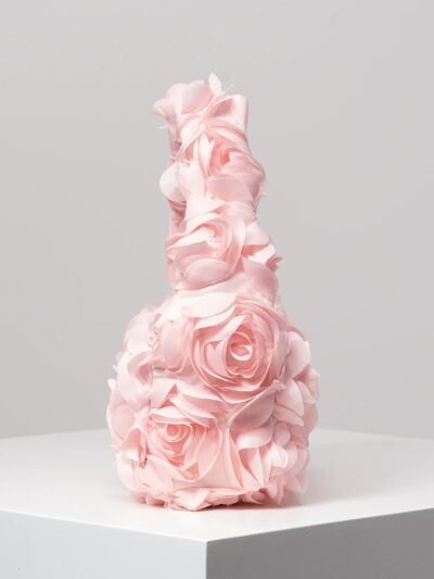 różowa romantyczna torebka vintage obrócona bokiem na białym tle