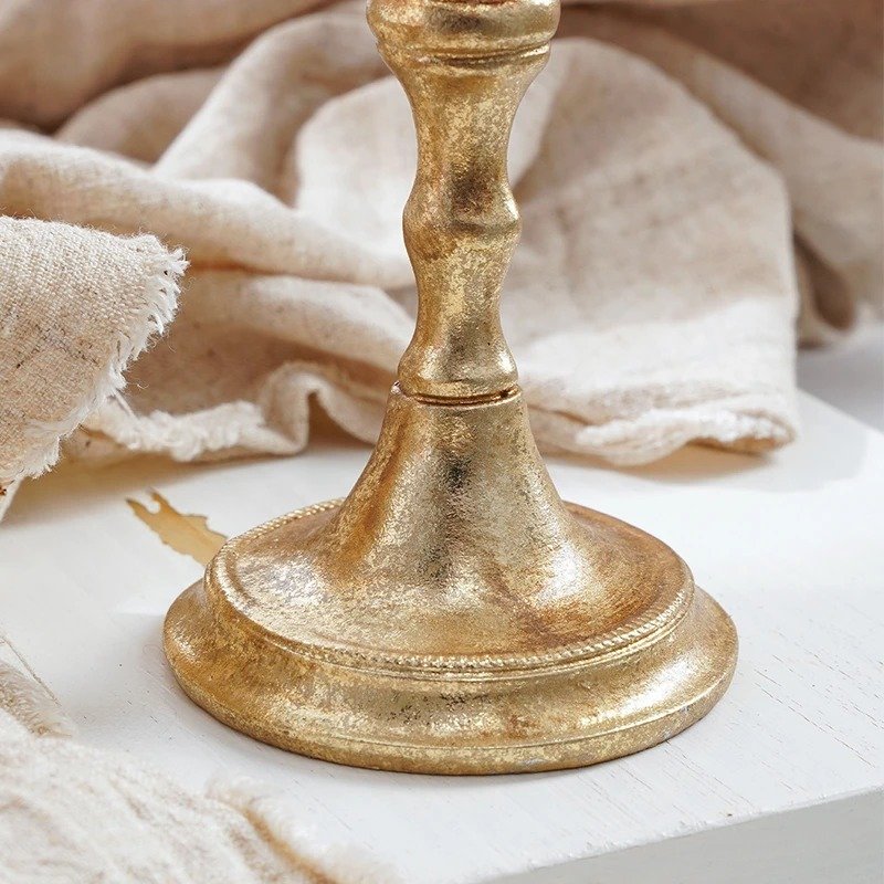 zbliżenie na kolor i teksturę złotego świecznika retro