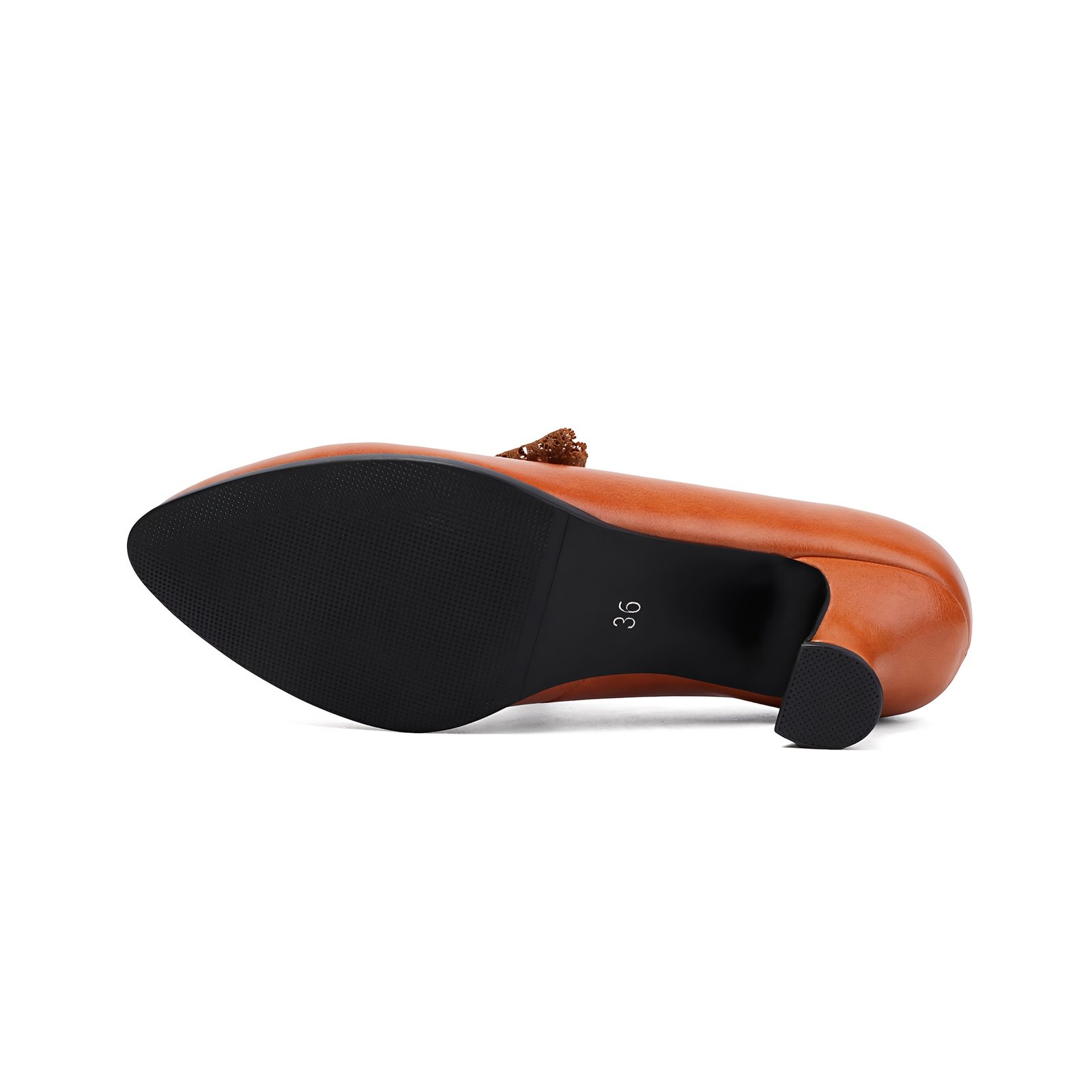 czarna podeszwa brązowych butów vintage damskich na białym tle