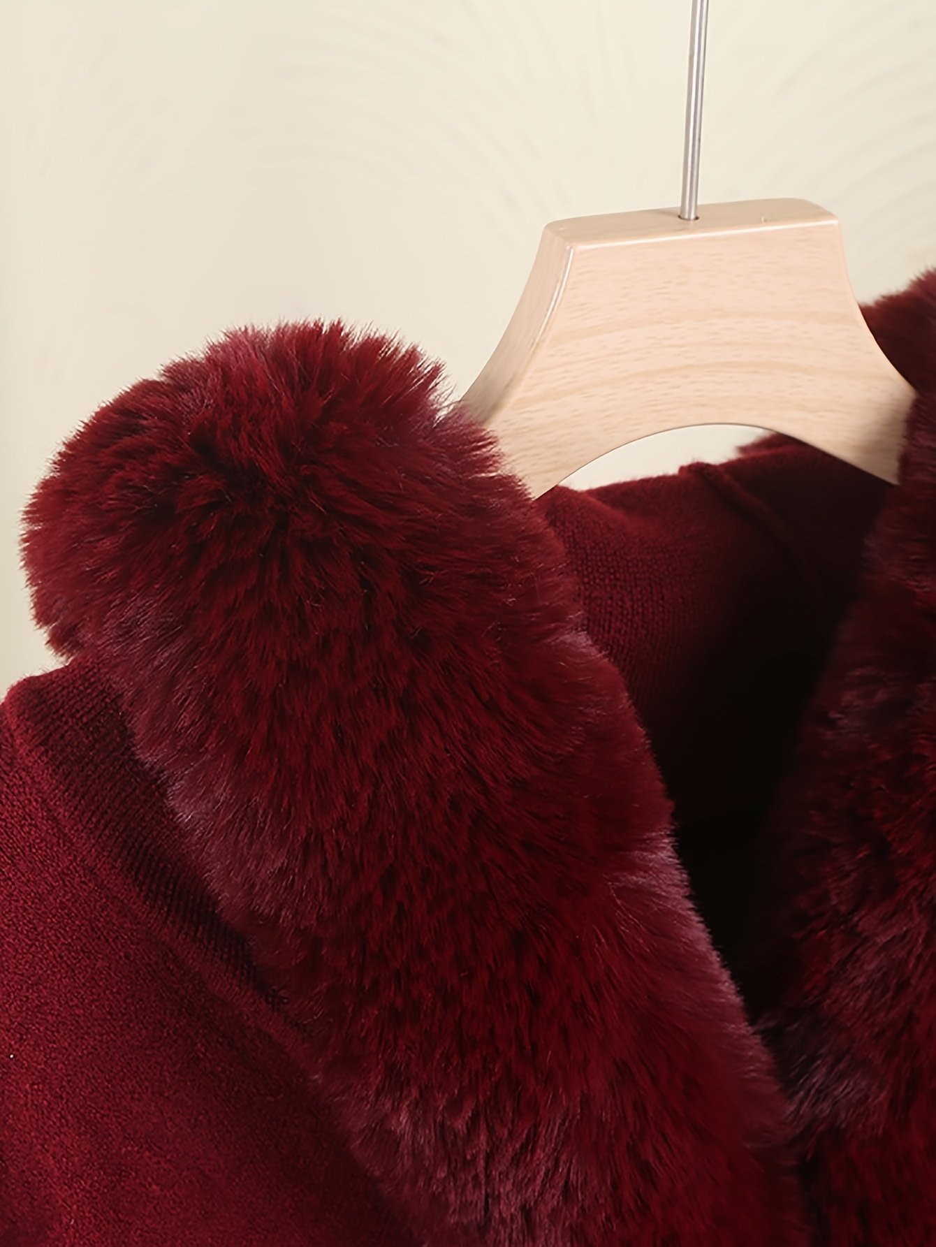 puchowe wykończenie bordowej dwuwarstwowej peleryny damskiej