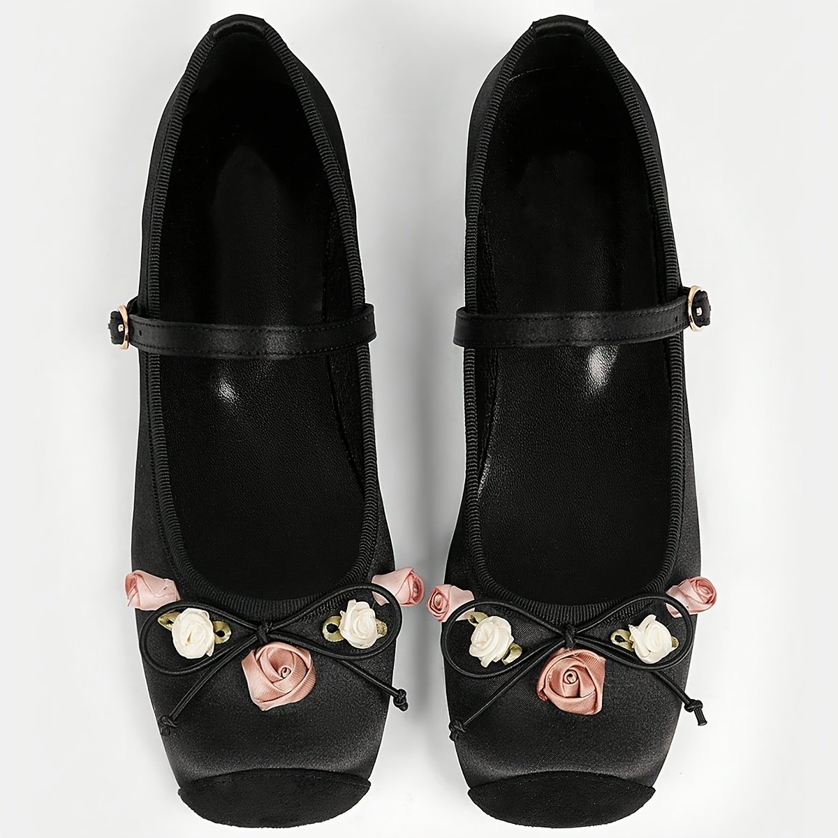 czarne baleriny vintage zdobione wyszywanymi kwiatami na bialym tle
