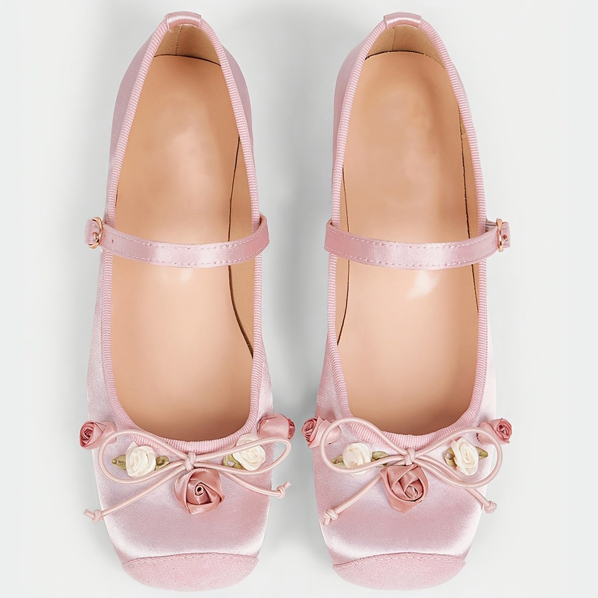 różowe baleriny vintage zdobione wyszywanymi kwiatami na bialym tle