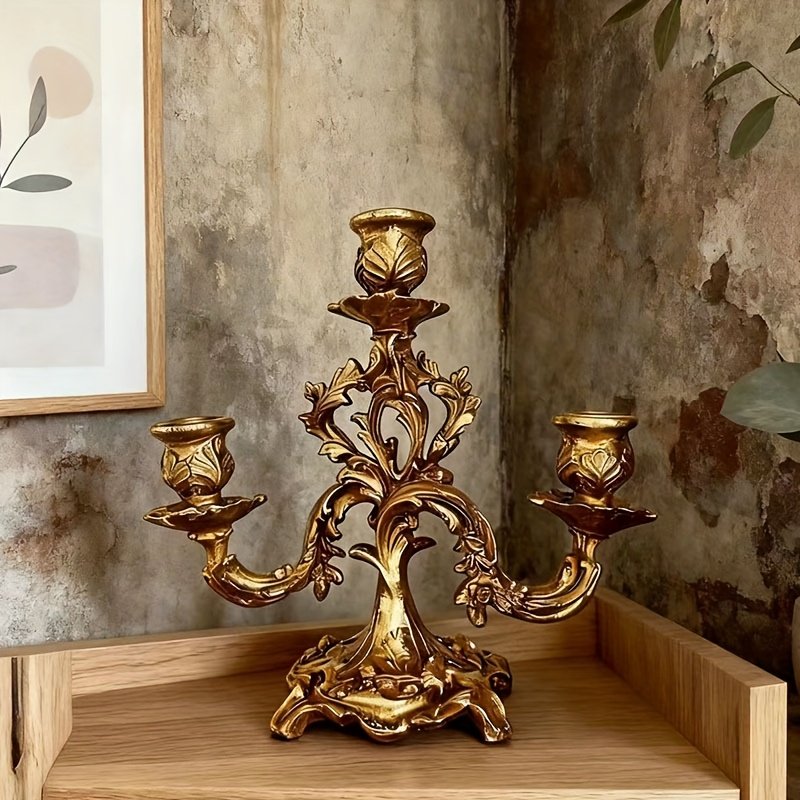 barokowy świecznik położony w zielonym pokoju