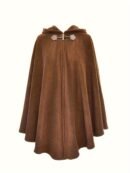 brązowa peleryna damska ze skórzanym zapięciem na białym tle