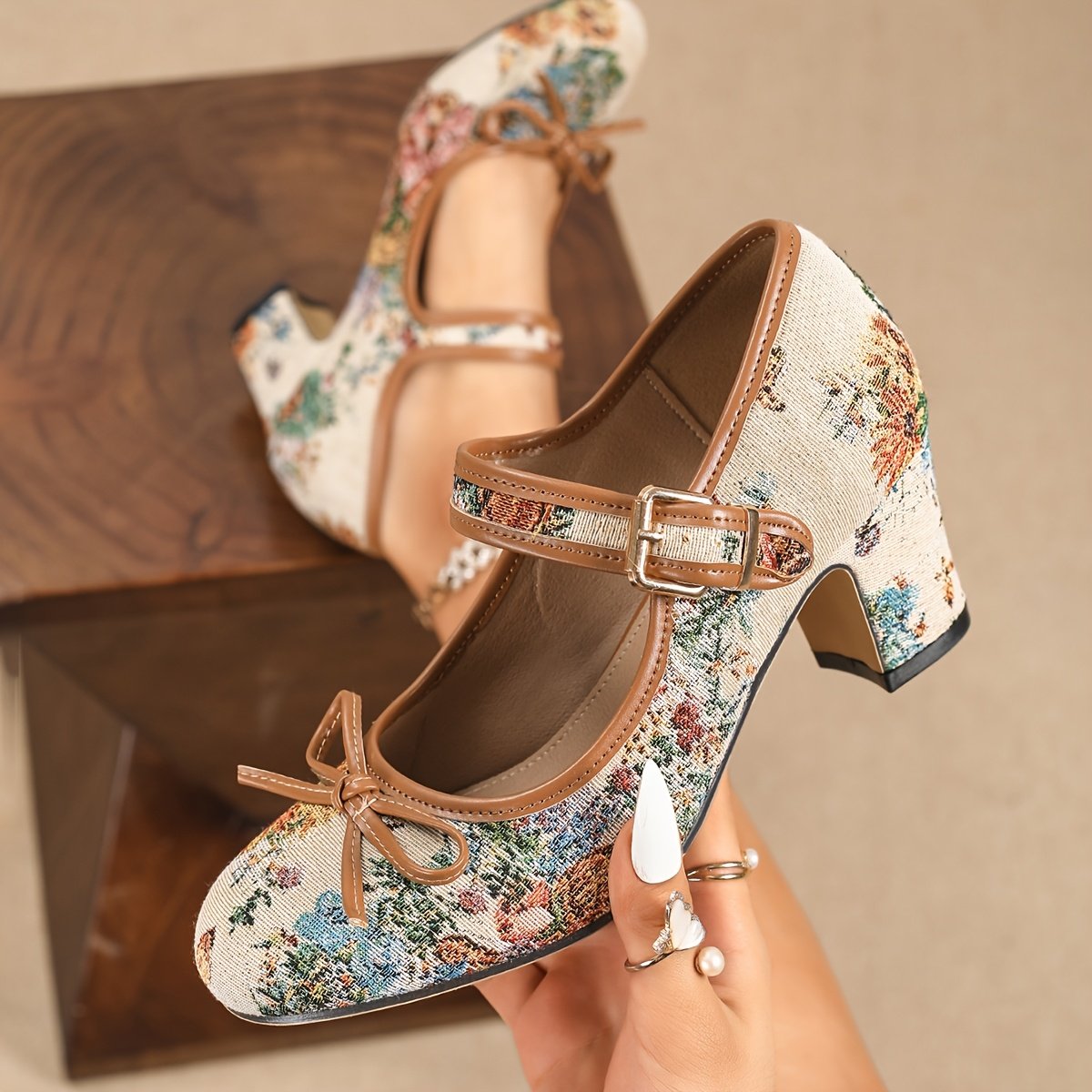 kobieta trzymająca buty retro w kwiaty