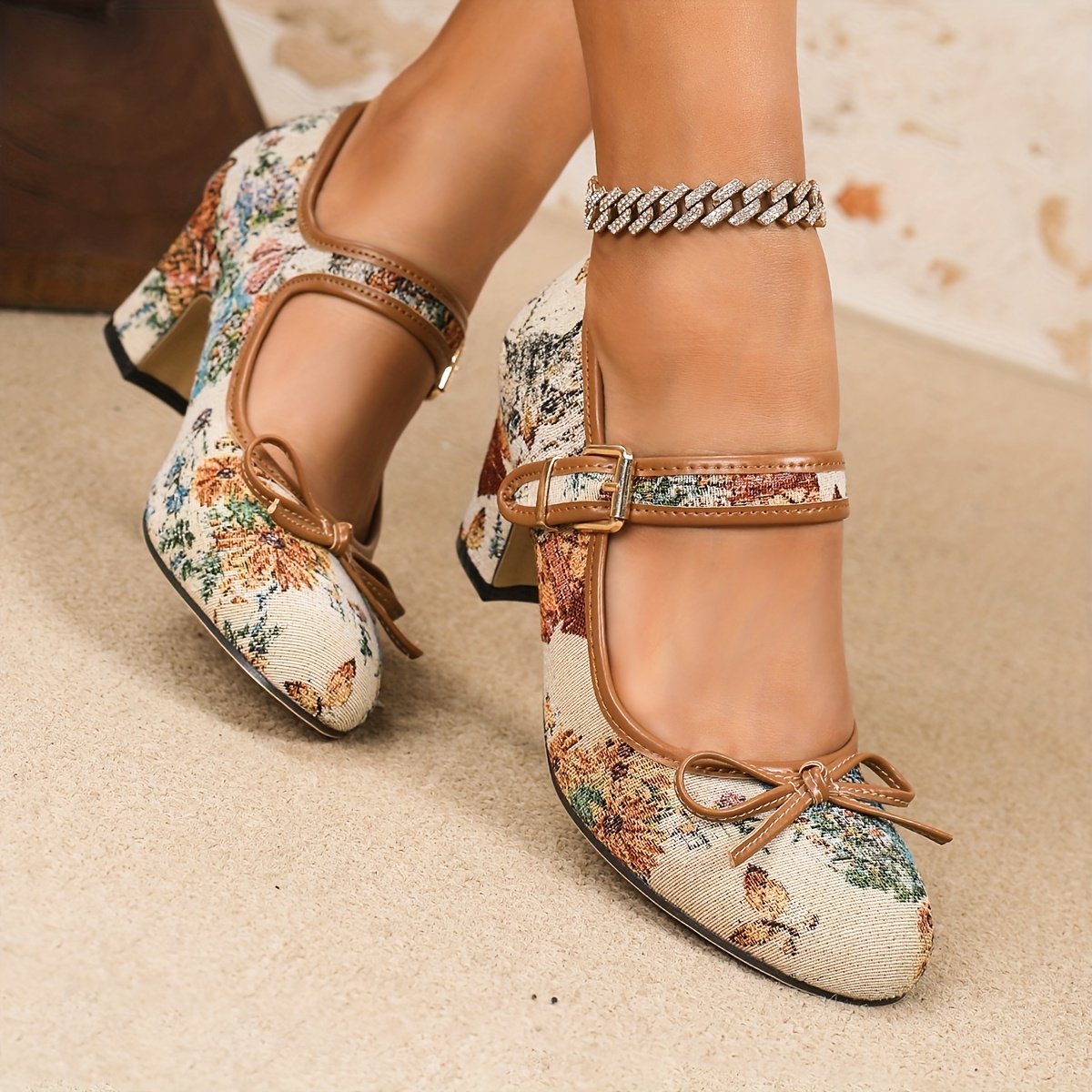 kobieta nosząca buty retro w kwiaty oraz srebrną bransoletkę na kostce