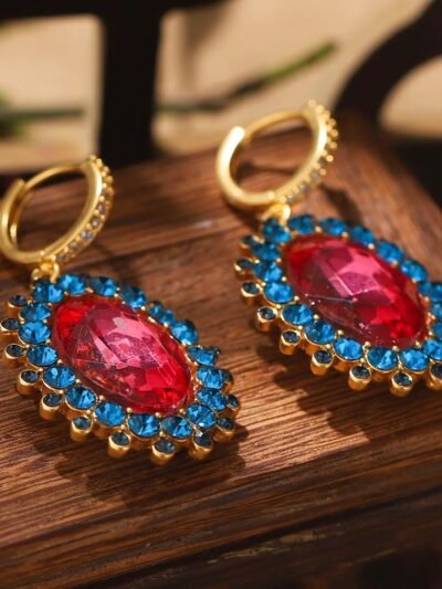 duże kolczyki vintage położone na drewnianej desce