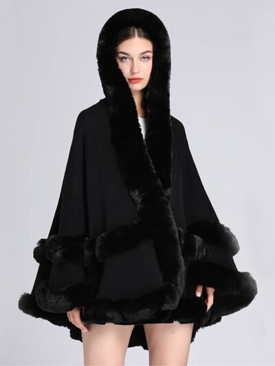 kobieta nosząca czarną dwuwarstwową pelerynę damską